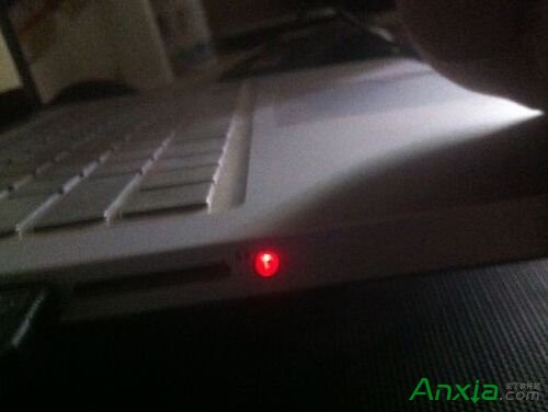 MacBook耳机孔亮红灯且扬声器没声怎么办 苹果<a href='/bijiben/' target='_blank'><u>笔记本</u></a>亮红灯没声音怎么办
