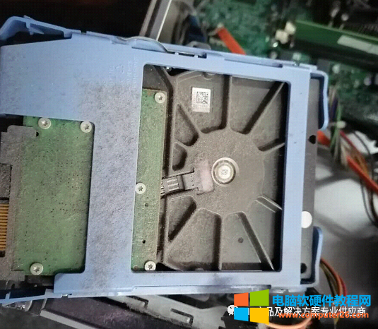 硬盘安装不当积累灰尘也会导致电脑不启动