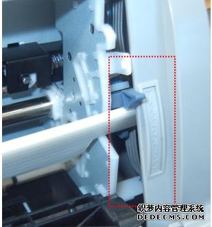 打开打印机上盖，在右手边位置可以看到纸厚调节杆